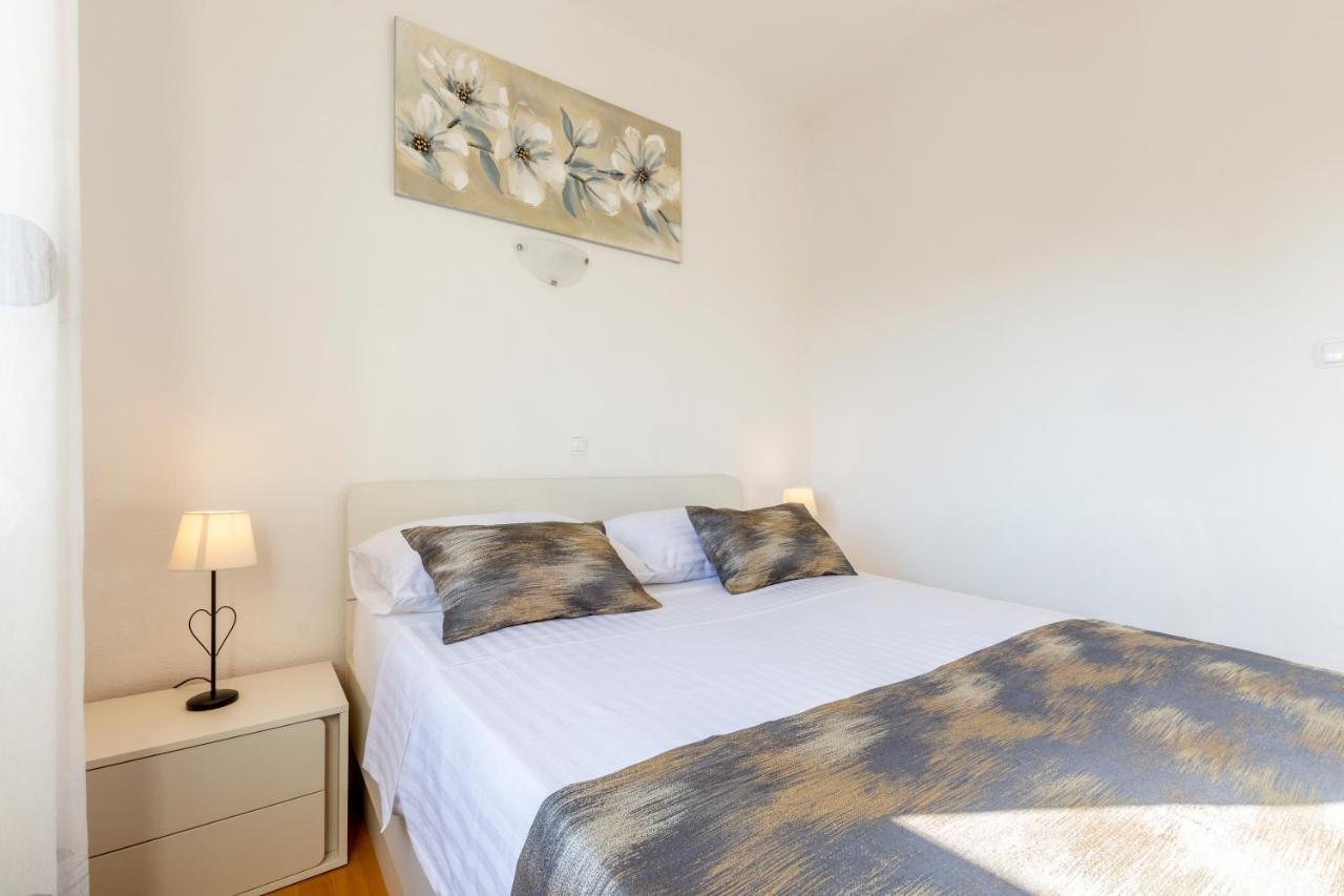 Villa Spark With Heated Pool In Rogoznica Zečevo Kültér fotó